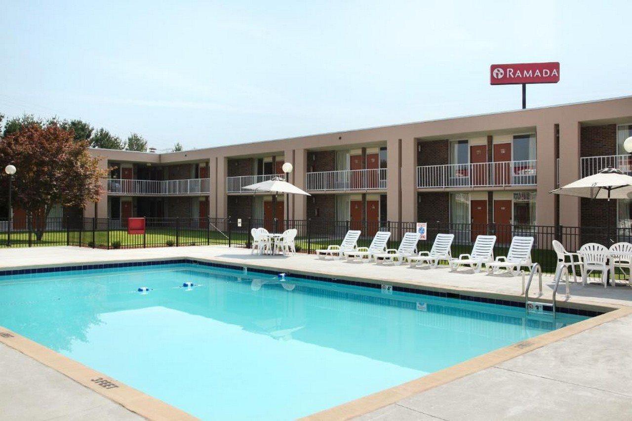 Ramada By Wyndham ווית'וויל מראה חיצוני תמונה