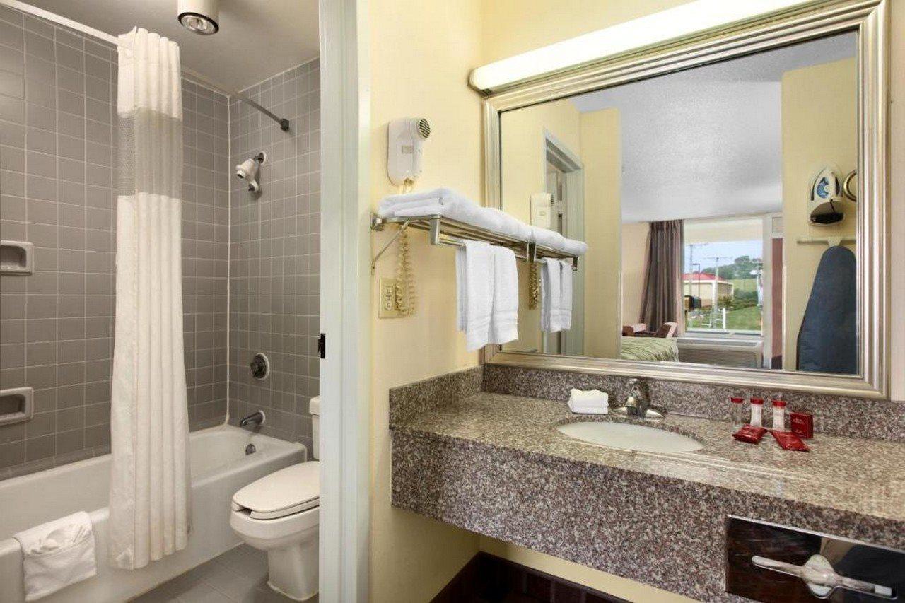 Ramada By Wyndham ווית'וויל מראה חיצוני תמונה