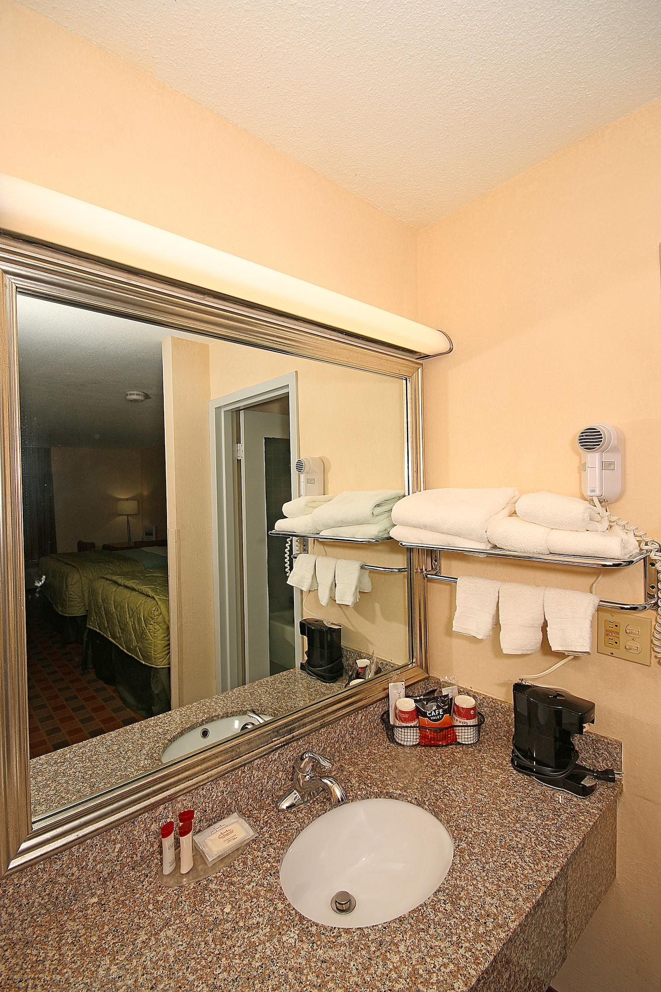 Ramada By Wyndham ווית'וויל מראה חיצוני תמונה