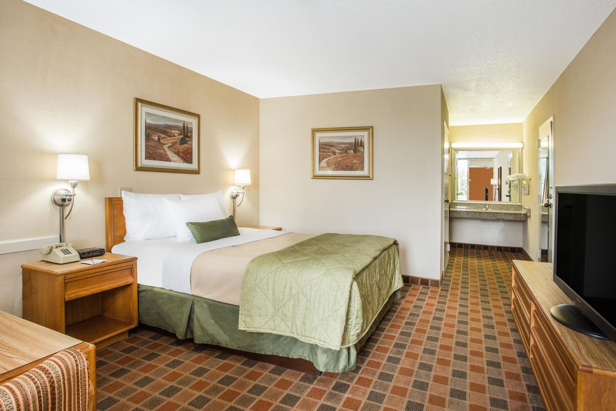 Ramada By Wyndham ווית'וויל מראה חיצוני תמונה