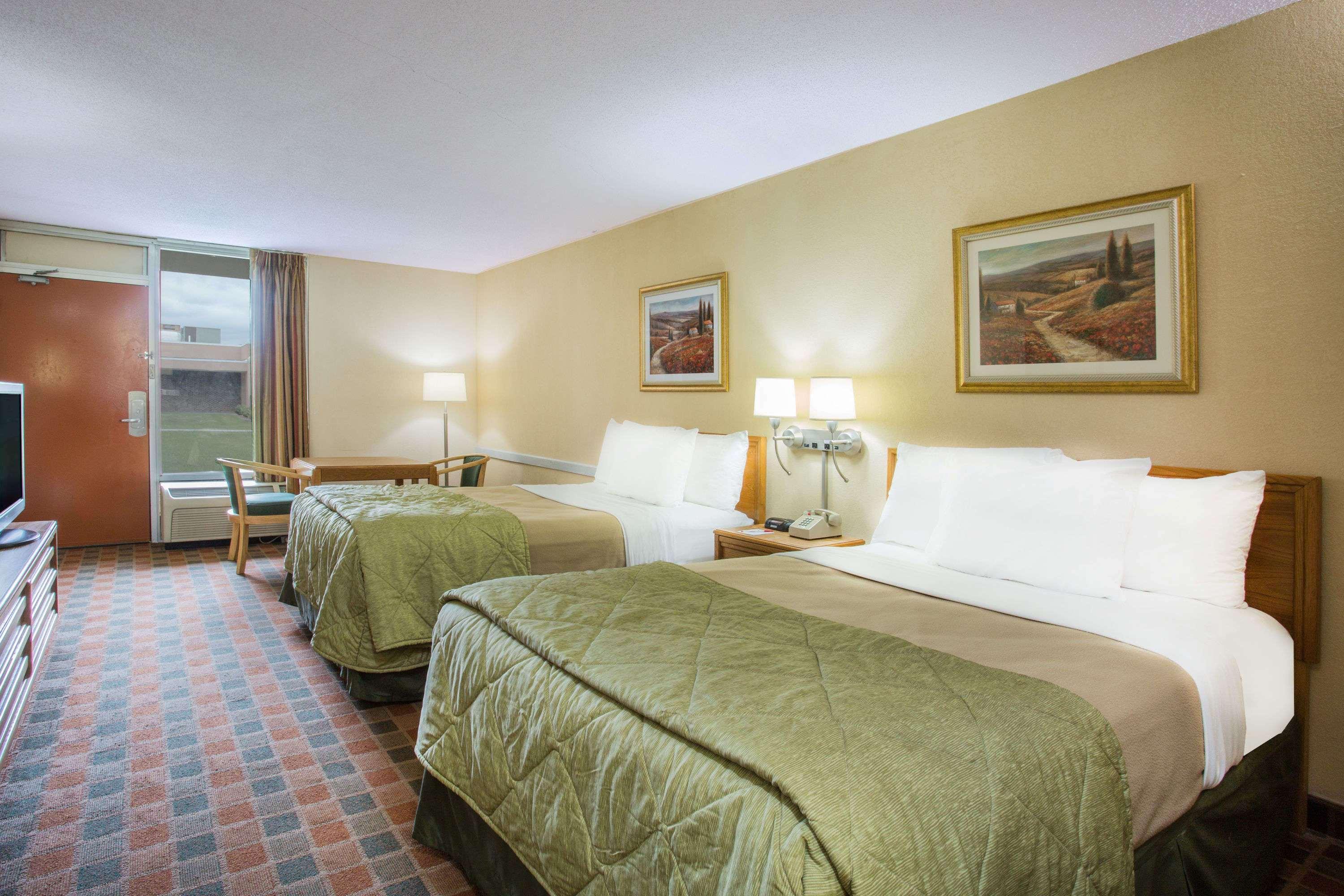 Ramada By Wyndham ווית'וויל מראה חיצוני תמונה