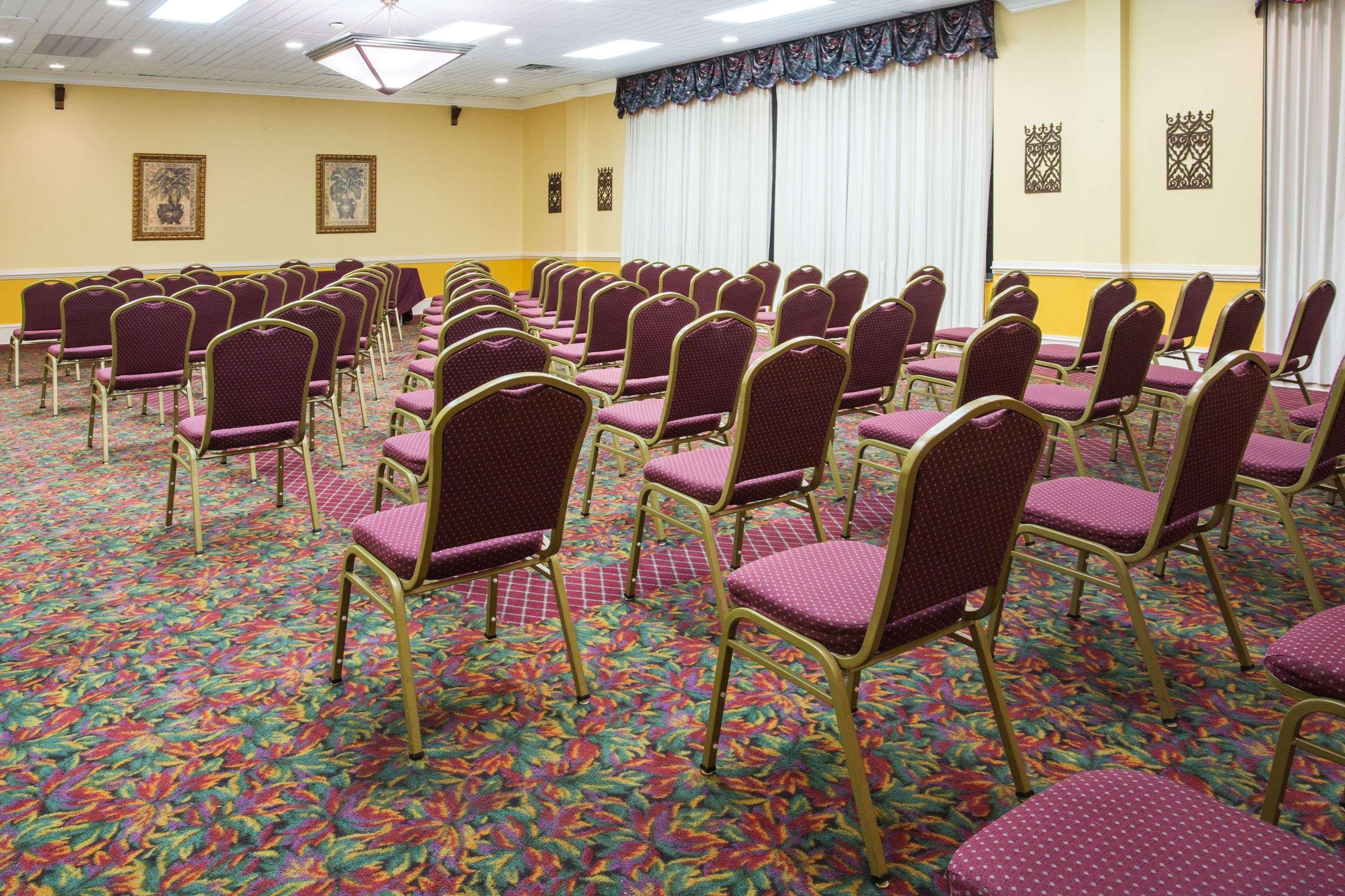 Ramada By Wyndham ווית'וויל מראה חיצוני תמונה