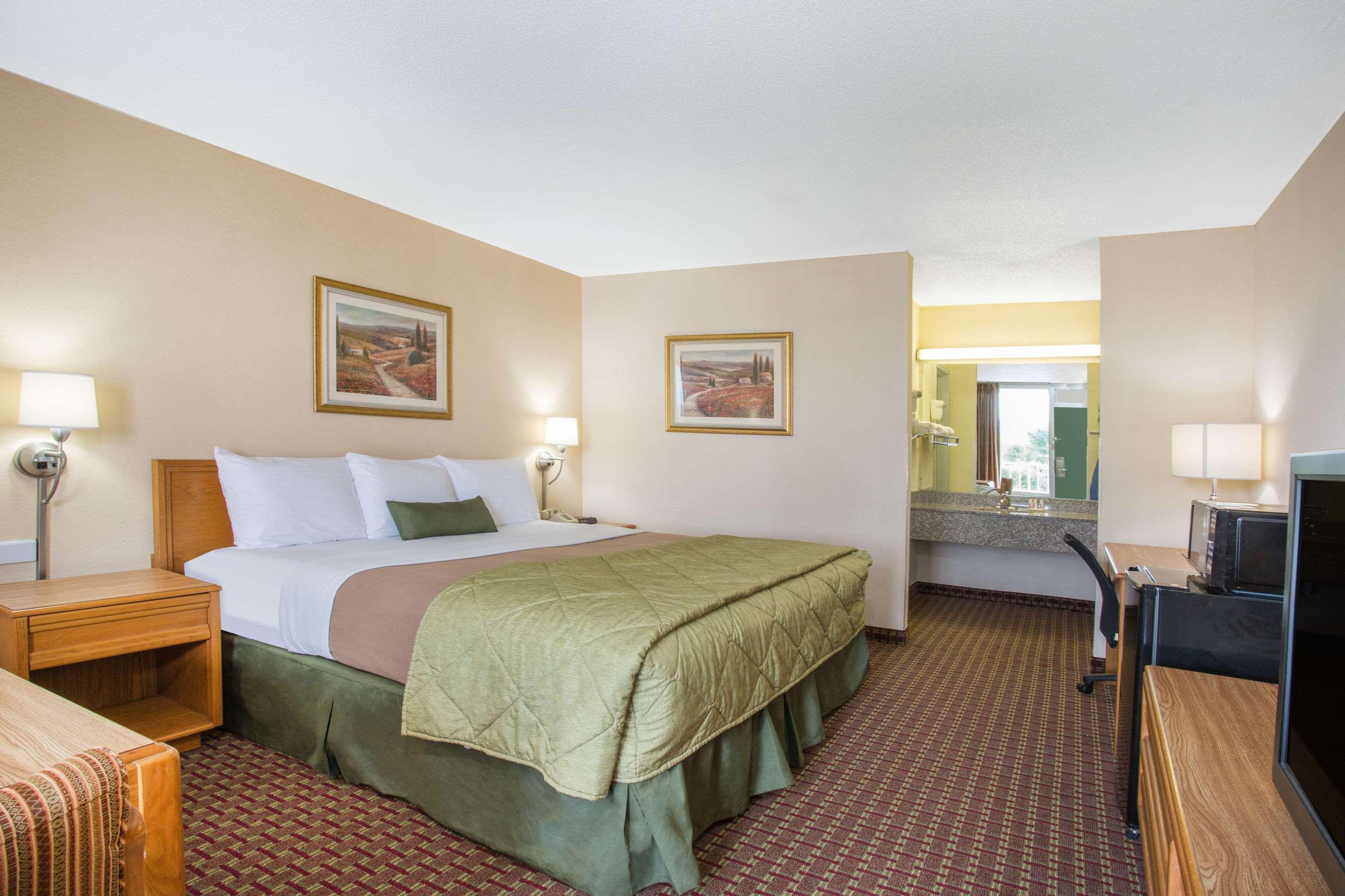 Ramada By Wyndham ווית'וויל מראה חיצוני תמונה