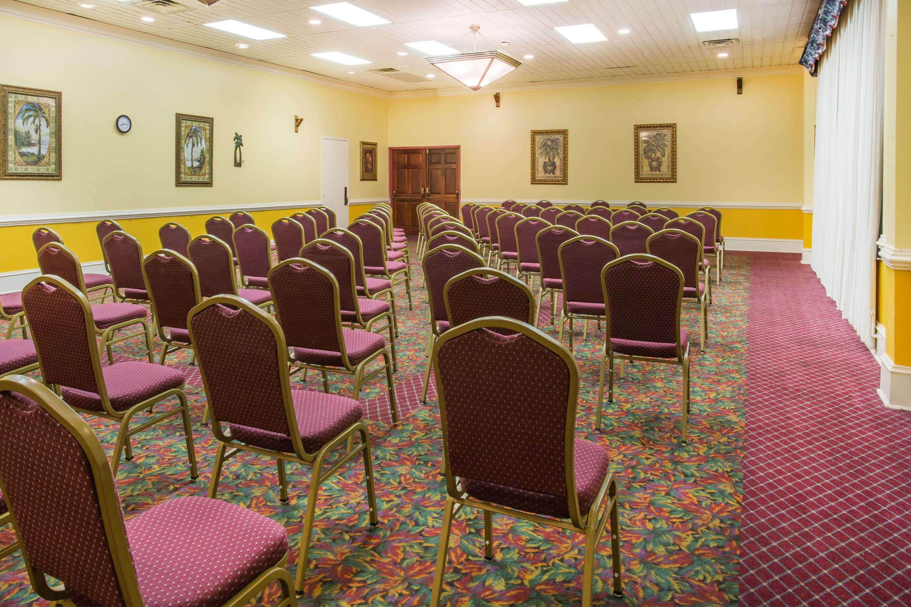 Ramada By Wyndham ווית'וויל מראה חיצוני תמונה