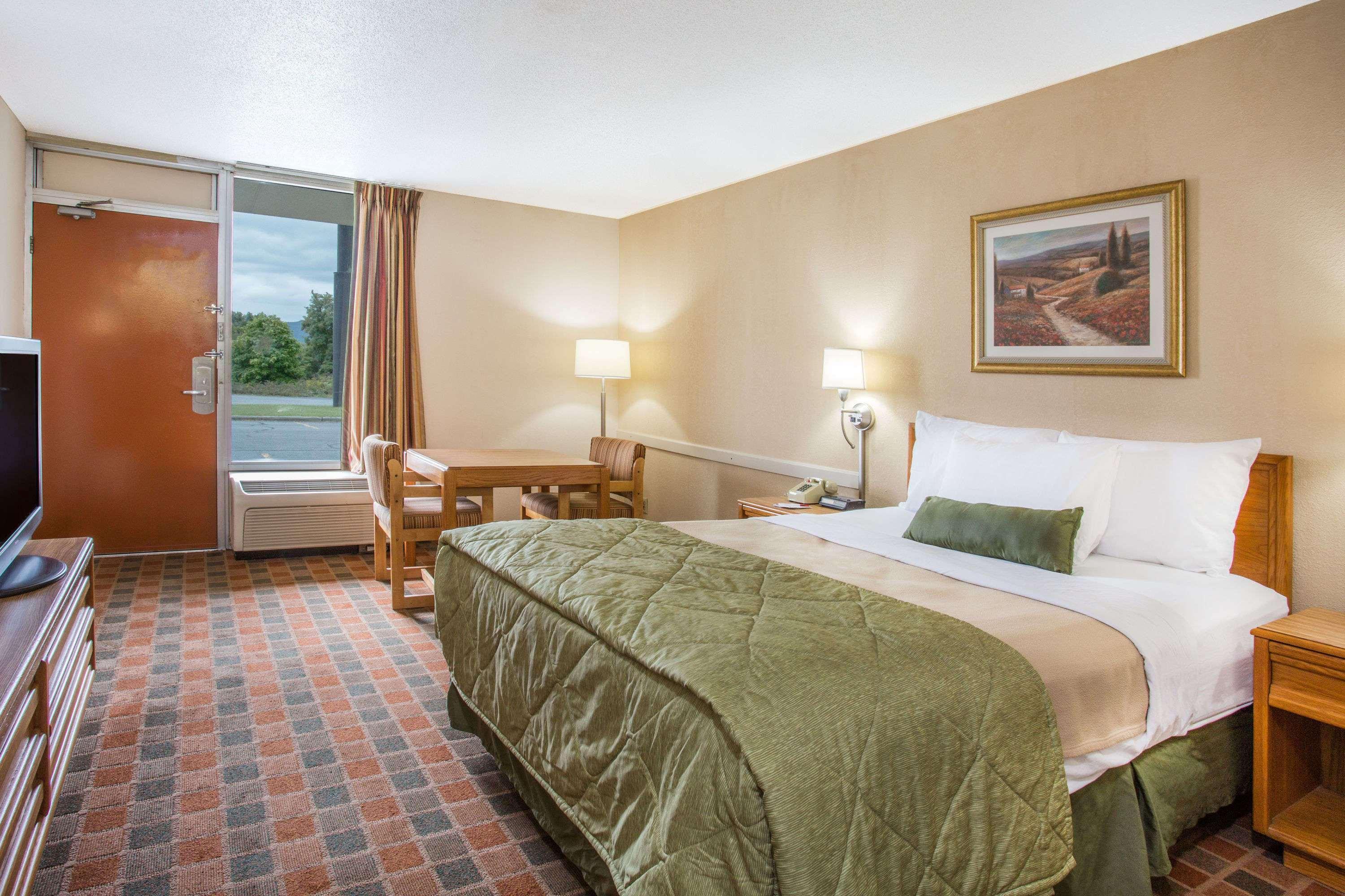 Ramada By Wyndham ווית'וויל מראה חיצוני תמונה