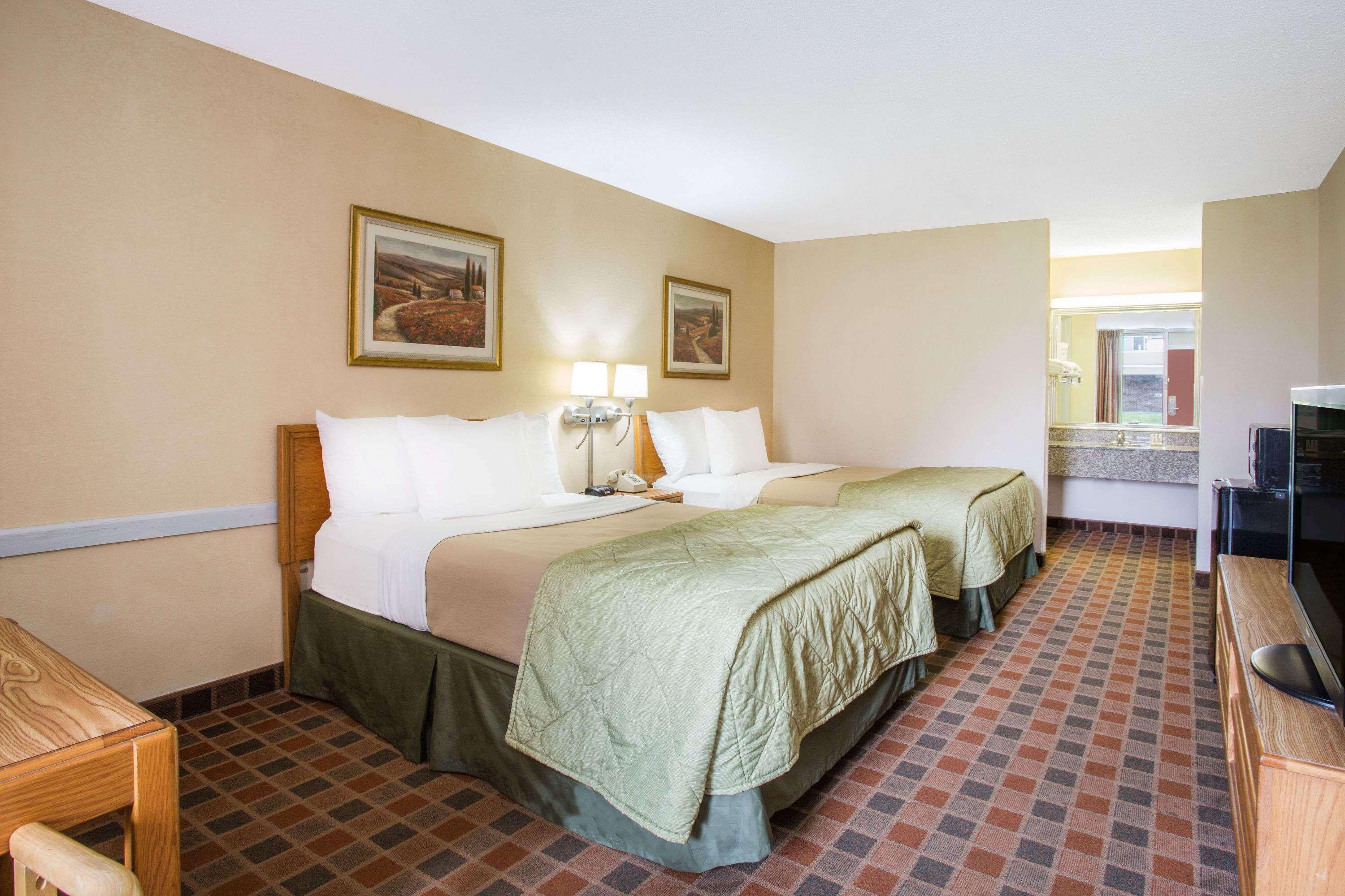 Ramada By Wyndham ווית'וויל מראה חיצוני תמונה