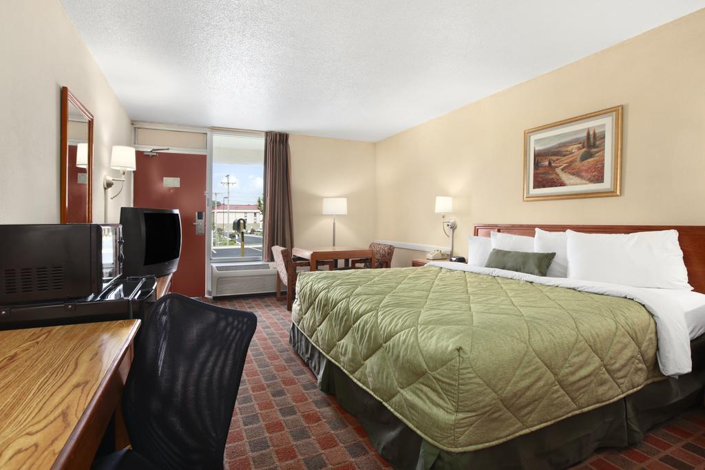 Ramada By Wyndham ווית'וויל מראה חיצוני תמונה