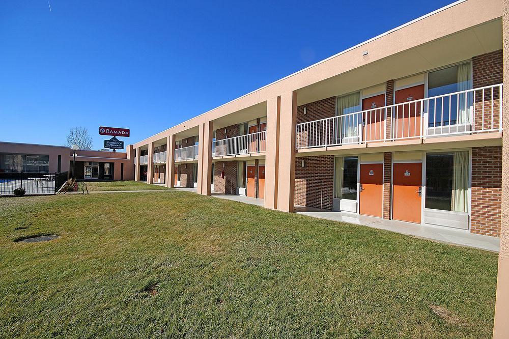 Ramada By Wyndham ווית'וויל מראה חיצוני תמונה