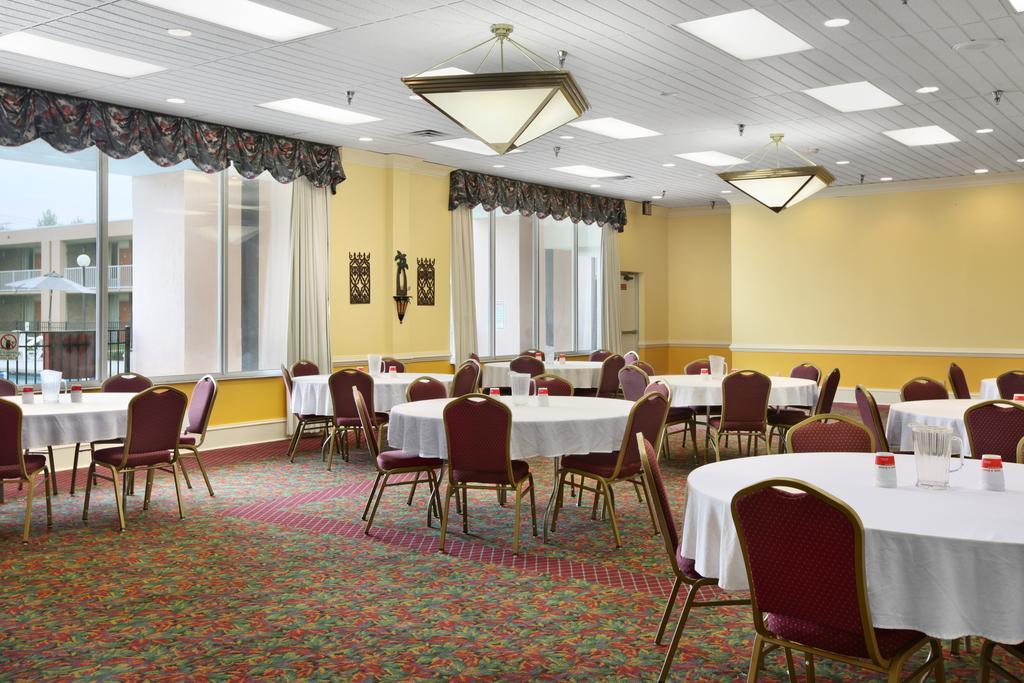 Ramada By Wyndham ווית'וויל מראה חיצוני תמונה