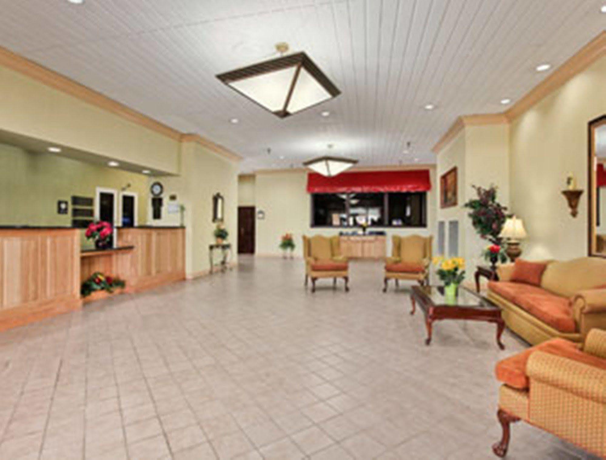 Ramada By Wyndham ווית'וויל מראה חיצוני תמונה