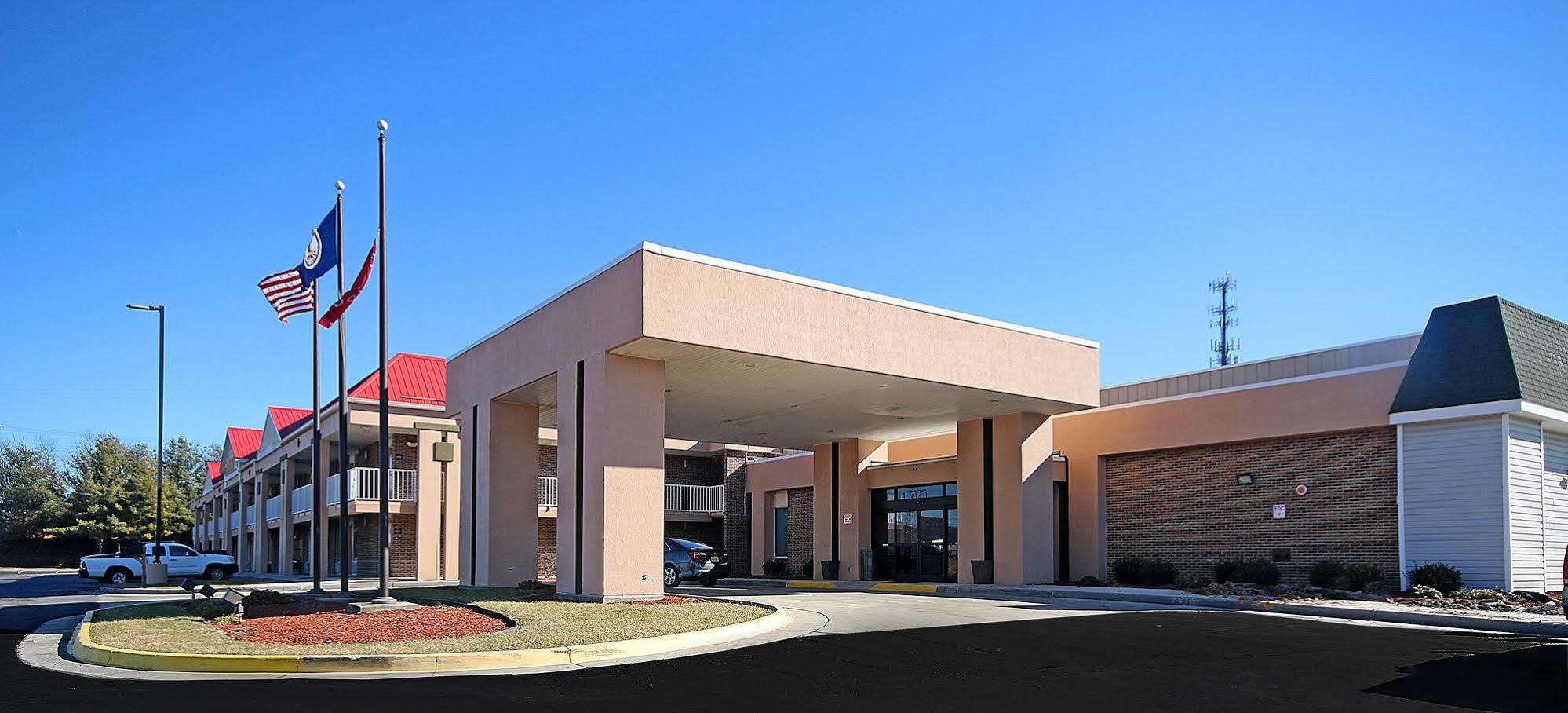 Ramada By Wyndham ווית'וויל מראה חיצוני תמונה