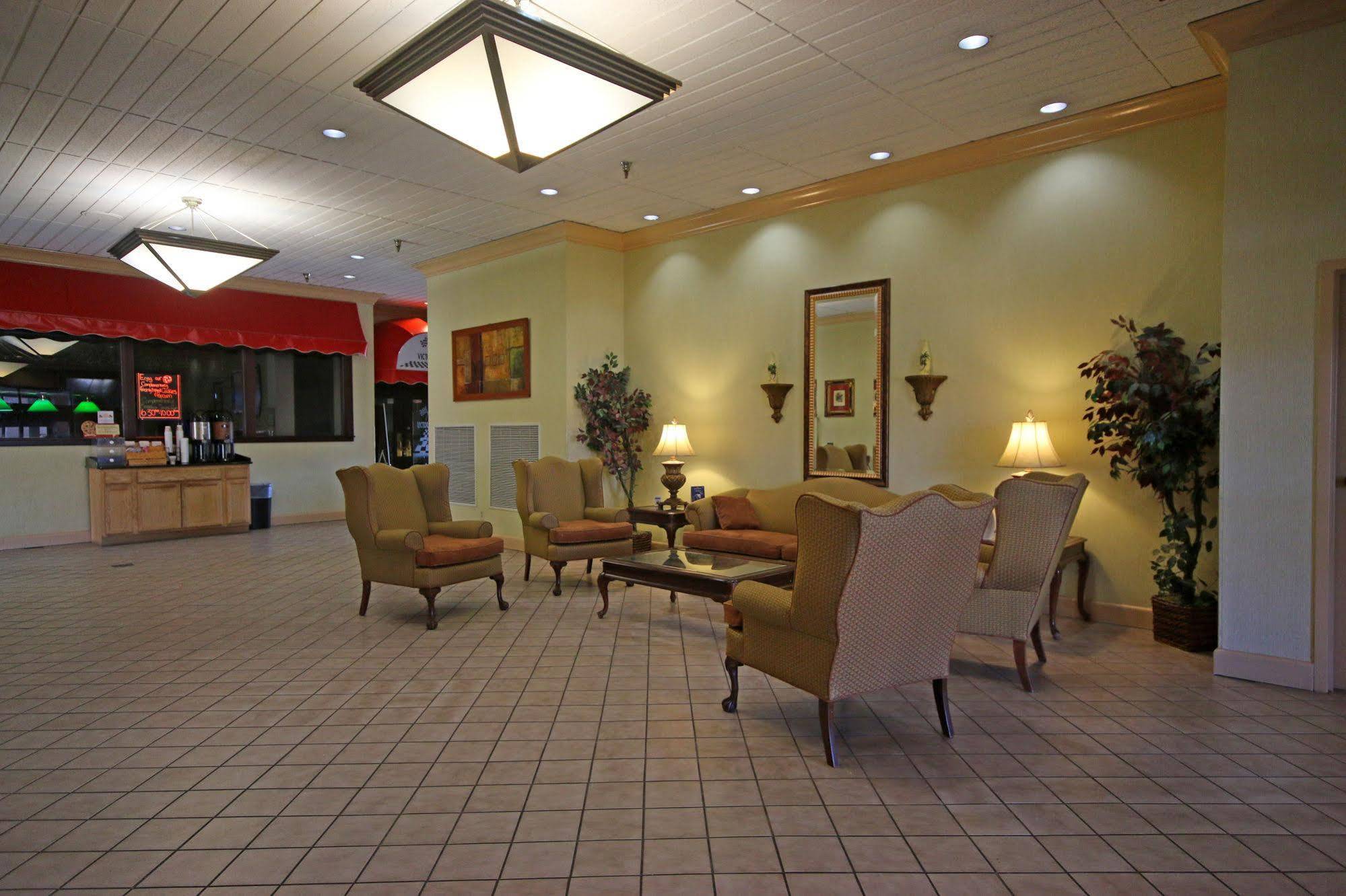 Ramada By Wyndham ווית'וויל מראה חיצוני תמונה