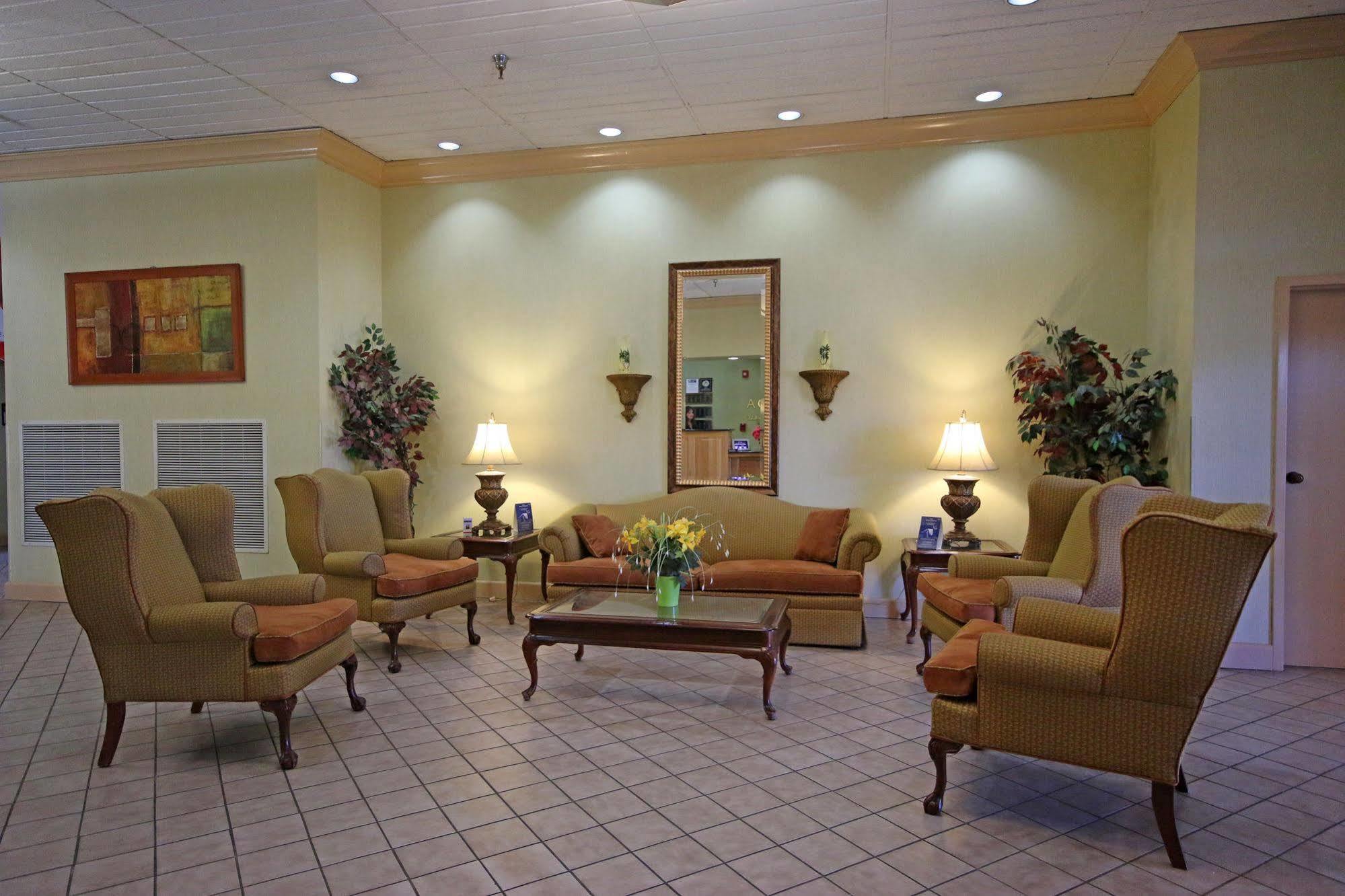 Ramada By Wyndham ווית'וויל מראה חיצוני תמונה