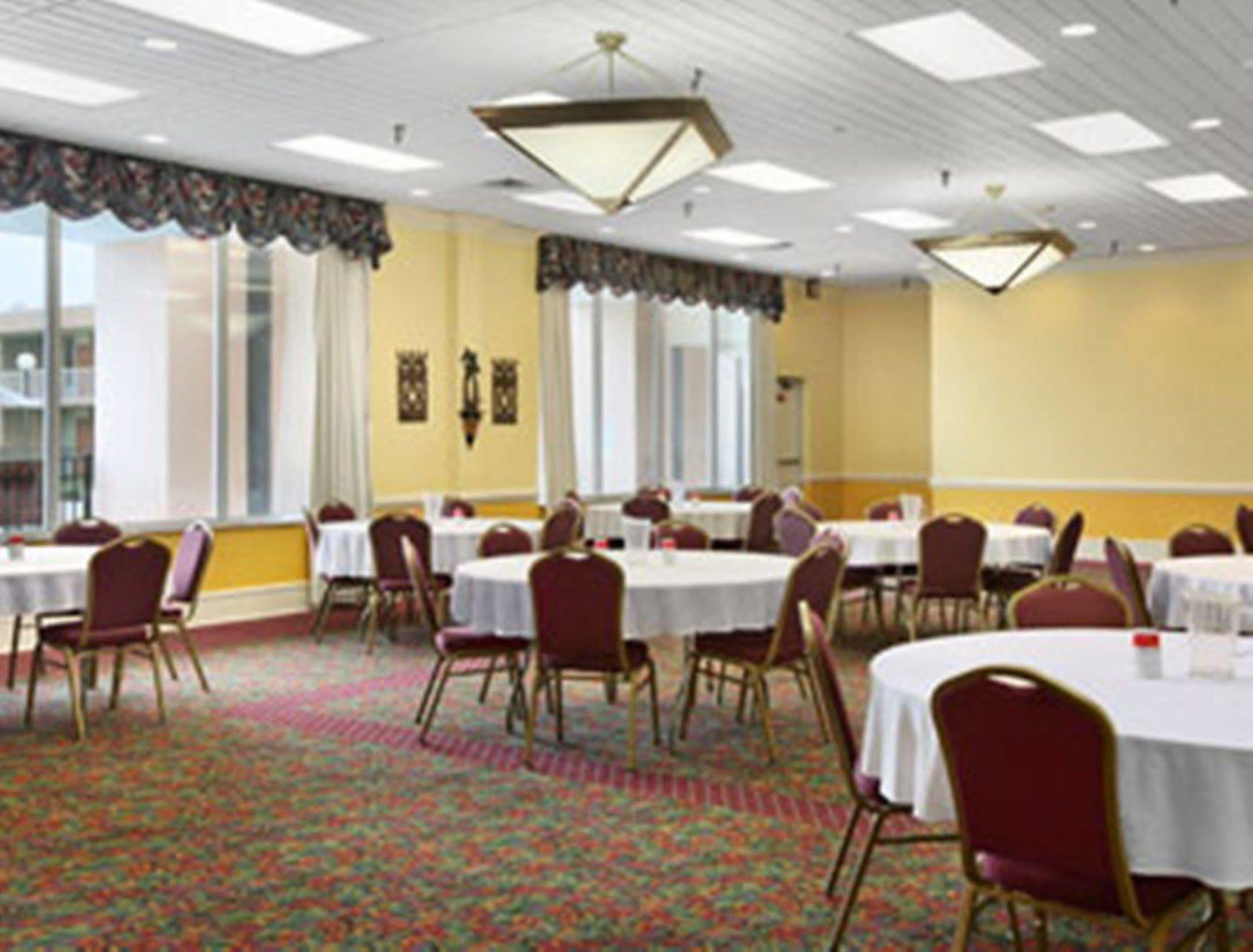 Ramada By Wyndham ווית'וויל מראה חיצוני תמונה