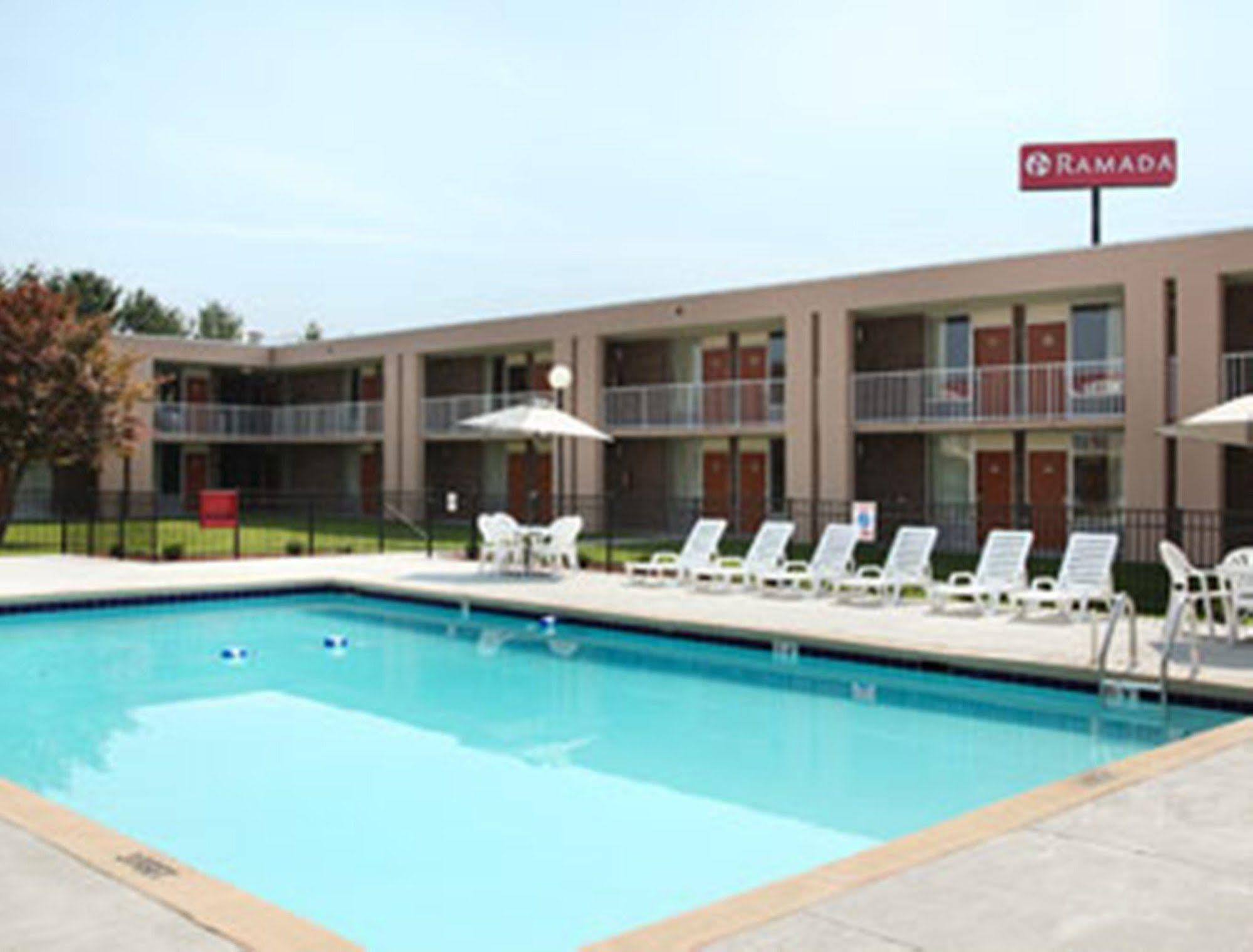 Ramada By Wyndham ווית'וויל מראה חיצוני תמונה