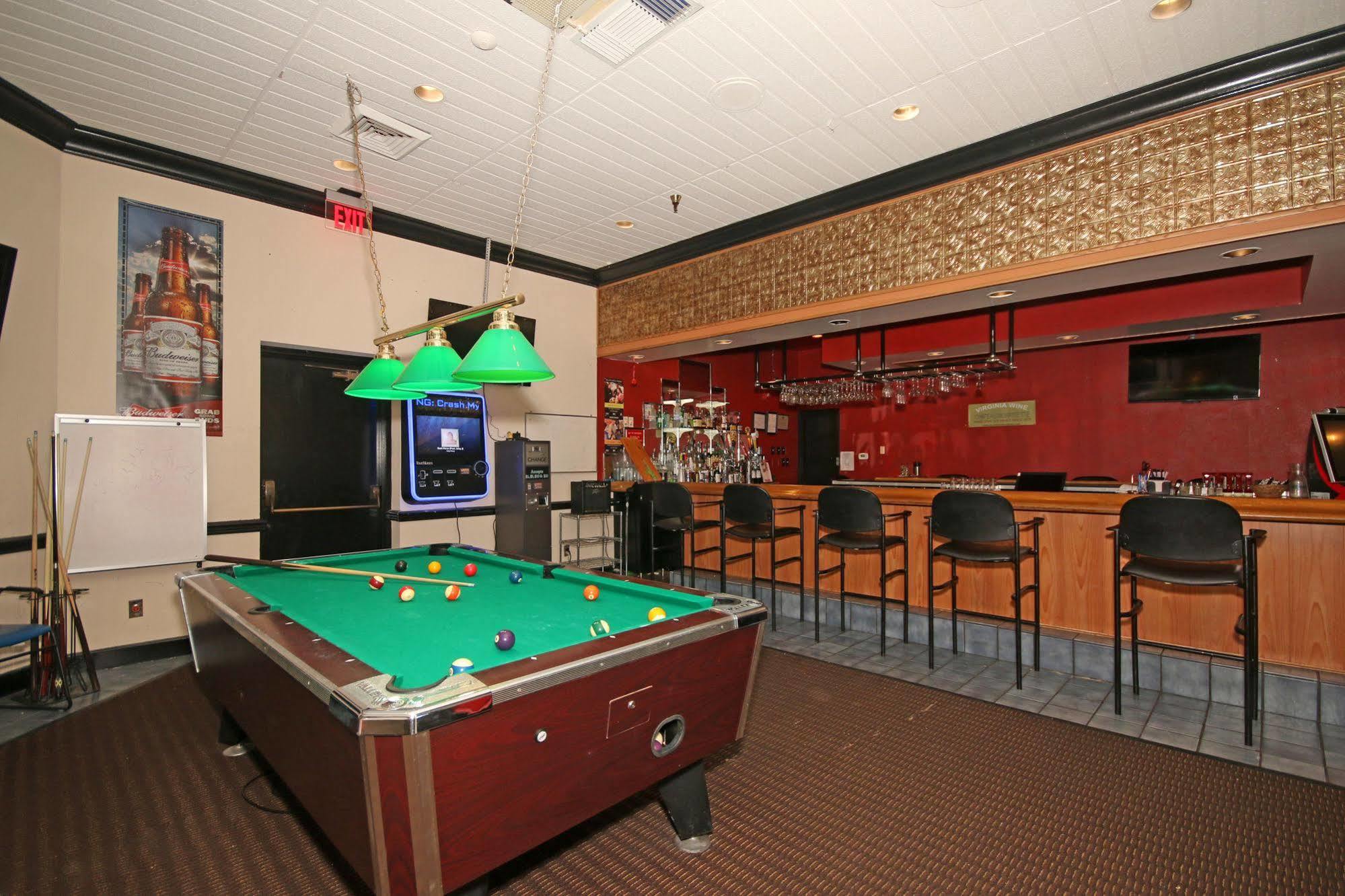Ramada By Wyndham ווית'וויל מראה חיצוני תמונה