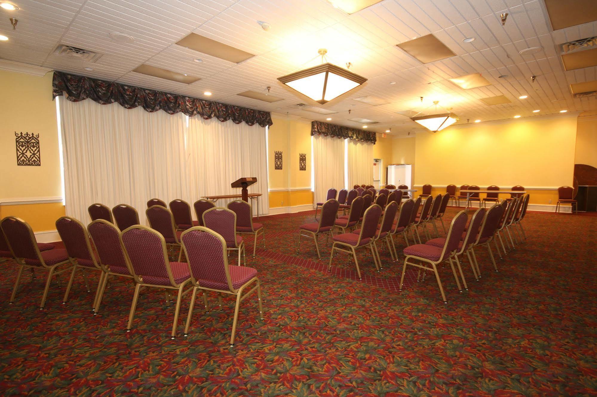 Ramada By Wyndham ווית'וויל מראה חיצוני תמונה