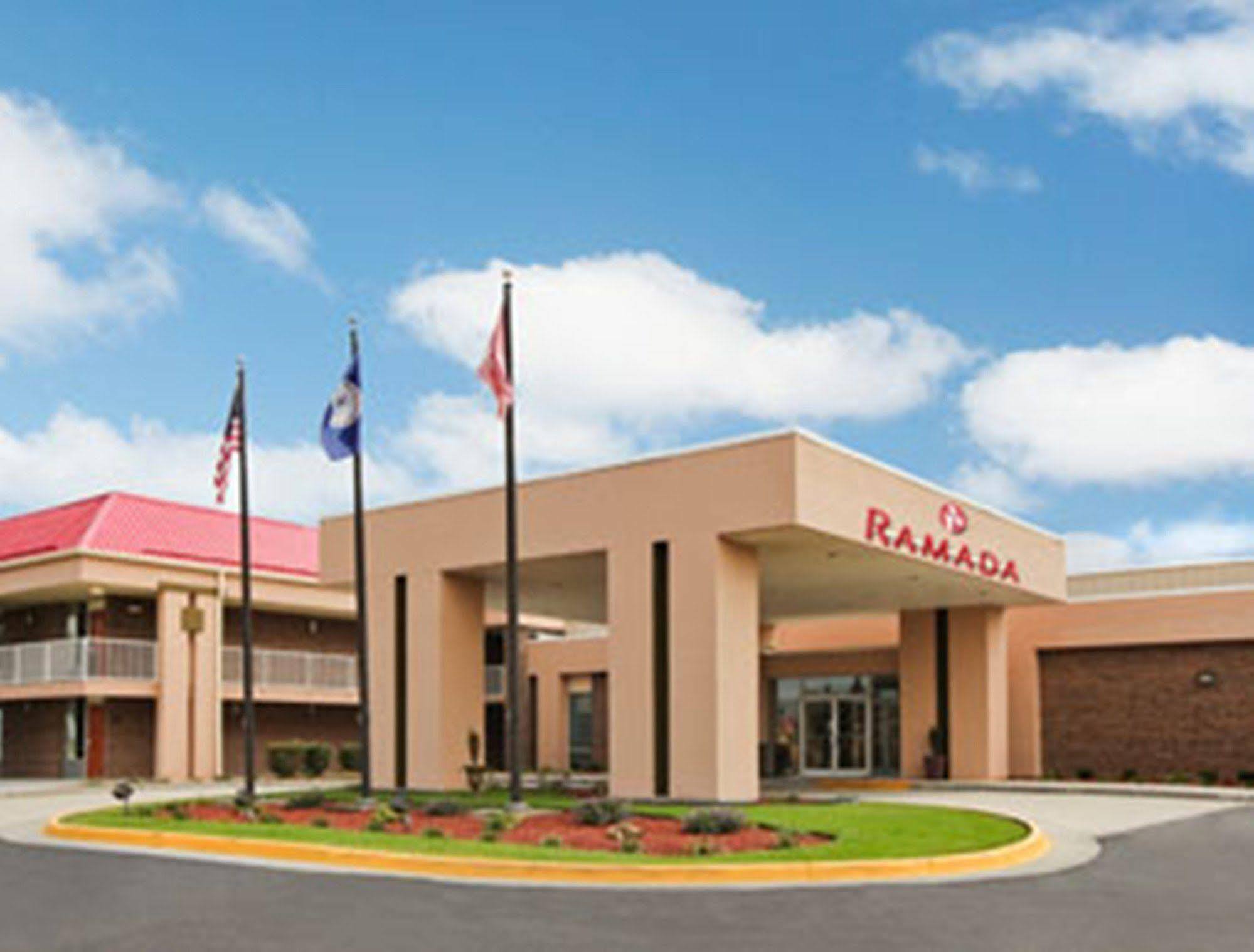 Ramada By Wyndham ווית'וויל מראה חיצוני תמונה