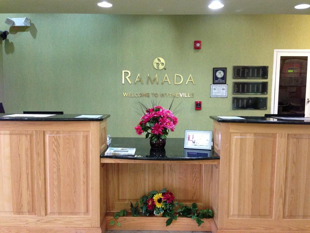 Ramada By Wyndham ווית'וויל מראה חיצוני תמונה