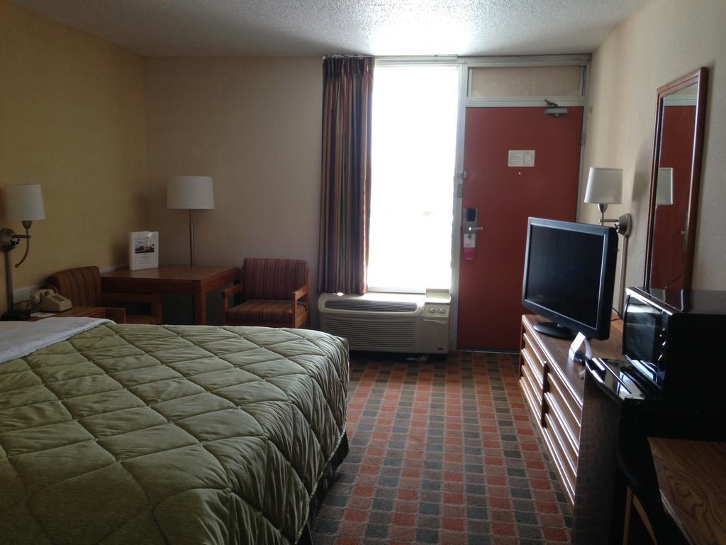 Ramada By Wyndham ווית'וויל מראה חיצוני תמונה